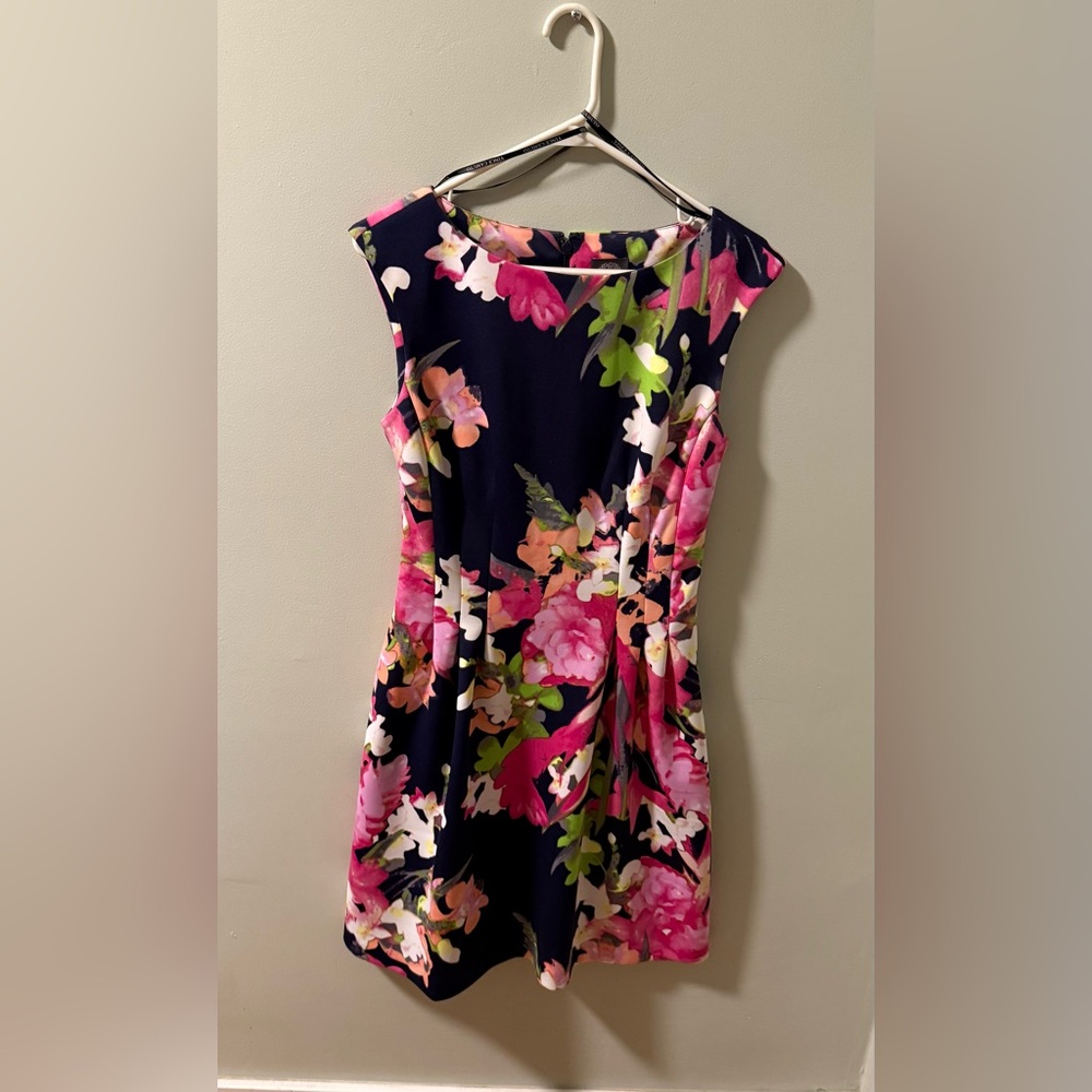 Vince Camuto Floral Print Dress with pockets Sized 6